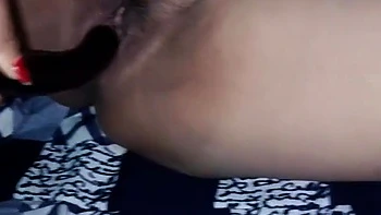 Tante indienne se branle avec jouets