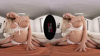 МИЛФ Fhdjd сосет и ебется в позах наездница и догги VR