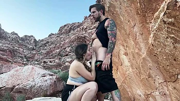 Подчинённая сука ебётся на улице с волосатой киской