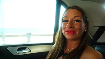 Charline, milf française tatouée, exhibe ses gros seins en lingerie