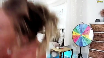 Blonde Milf se masturba a cuatro patas