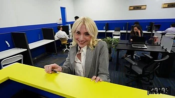 Scharfe Blondine Lola Pearl hart im Büro gefickt