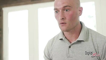 Skylar Vox chevauche une grosse queue avec ses seins naturels