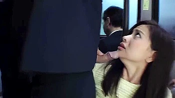 Trio milf asiatique à grosses tétés baisé dans un bus bondé sans censure