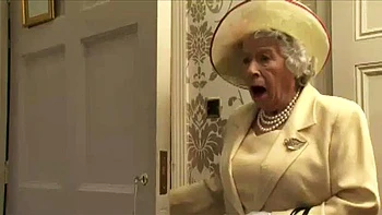 Брюнетка-принцесса отсасывает и трахается в позах