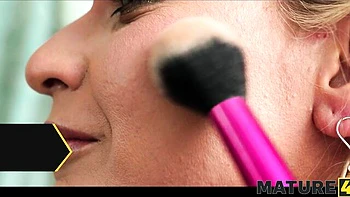 Heiße spanische MILF Larissa Leite über 40 hilft nebenan