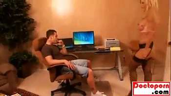 Milf caliente chupa y monta a cuatro patas