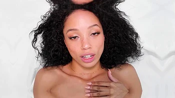 Dunkelhaarige Megan bekommt leidenschaftlichen Deep-Fuck