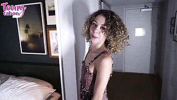 Kleine Titten Allie Addison wird vom Chef vollgespritzt