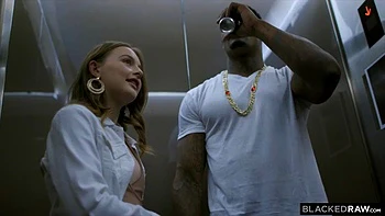 Joven Danni dominada por enorme polla negra en interracial