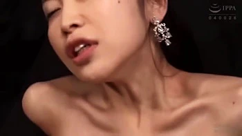 Mulher erótica se contorcendo de prazer na chupada