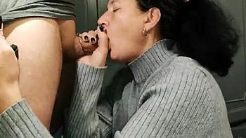 Esposa MILF madura da mamada profunda y traga la leche