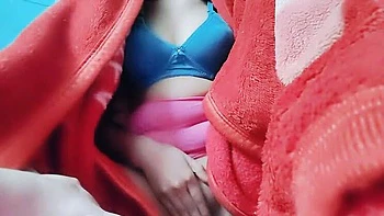 Индийская школьница делает минет и дрочит пальцами