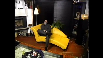 Geile Sekretärin bläst Boss großen Schwanz im Auto Rücksitz