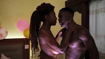 Brünette Babe masturbiert sich solo in der Badewanne