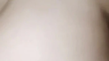 Pummelige indische Tussi nackt solo