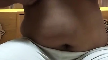 Meine weichen milchigen Titten drücken