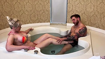 Blonde Pawg wird im Whirlpool hart gefickt