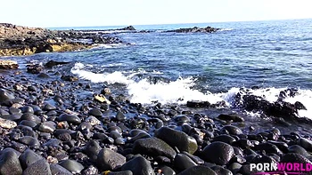 Loira Candee Licious brinca com a buceta na praia