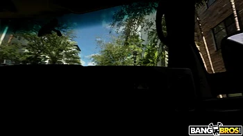 Ela chupa e fode por dinheiro