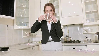 Milf morena peluda se masturba nua