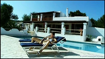 Лесбиянки Эвфрат и Кеана Мойр трахаются на улице с игрушками