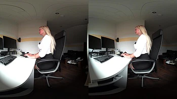 Secretária descobre fetiche femdom nos pés do chefe