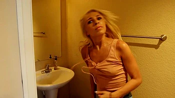 Demi-sœurs Carmen & Gia baisent jusqu’au creampie