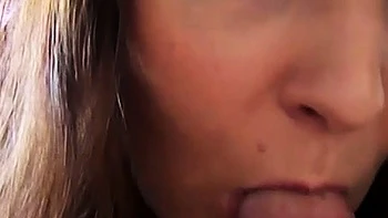 Jeune salope Vera Emilia suce une grosse bite POV