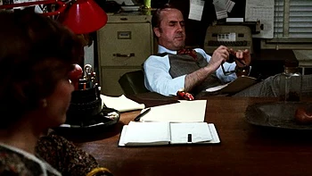 Шатенка милф сосёт и лижет волосатую киску