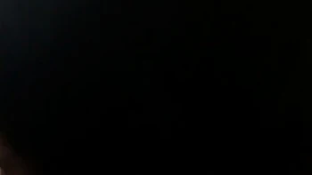 Tamil-Mädchen bläst großen schwarzen Schwanz nah