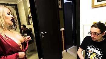 Хозяйка Лекси Нуар трахает европейскую мамку