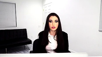 Lily Lou trainiert für tiefe Blowjobs