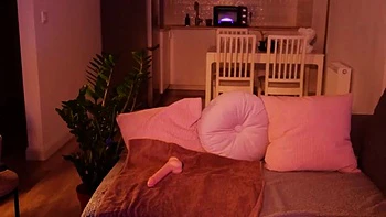 Loira de peitos pequenos se masturba com dildo