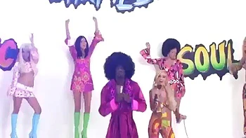 Brünette fickt drei Mädels mit hartem Schwanz