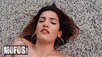 Morena Penelope Cross hace una mamada pública tras encontrar cartera POV