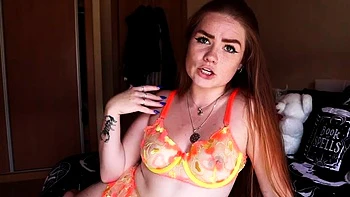 Déesse rousse Roxy seins et tétons solo