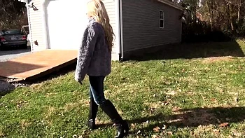 Rubia amateur follada y cosquilleada en público