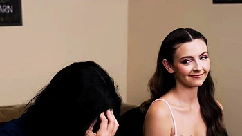 Сексуальное декольте Серены заводит жёсткий тройник