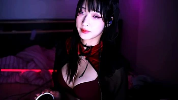 Брюнетка MILF с большой грудью кончает ASMR