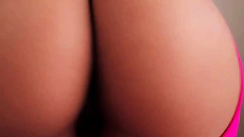 Bruneta de legging rasgada fode em POV estilo Tara Rico