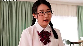 Adolescente japonesa de universidad chupando y follando