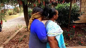 Gros seins naturels BBW lesbiennes noires baisées au double gode