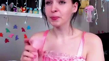 Allein mit Dildo und Pissen spielen