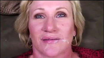 Blonde Milf mit Brille leckt Doggy & Missionar