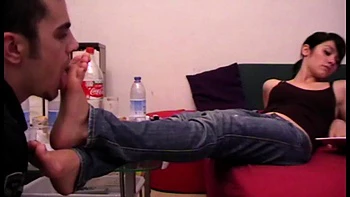 Mistress lambendo pés de morenas e ruivas dominadoras