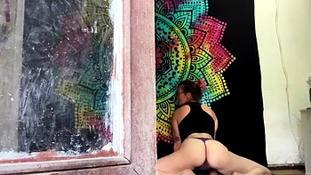 Брюнетка мастурбирует после йоги