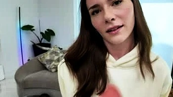 Падчерица показывает киску и сосет член чтобы поселиться