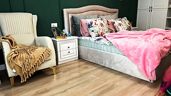 Nacktes asiatisches Mädchen bemalt reinigt sich solo