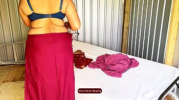 Похотливая Хира в красном сари и синем белье